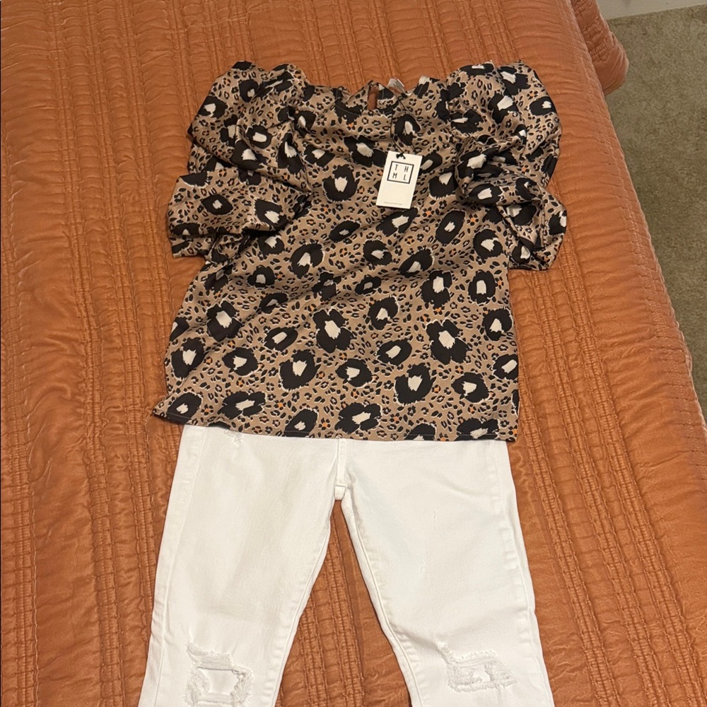 THML Blouse w/ Ruffles & Cello Skinny jeans w/ripped knees Girl’s night out!